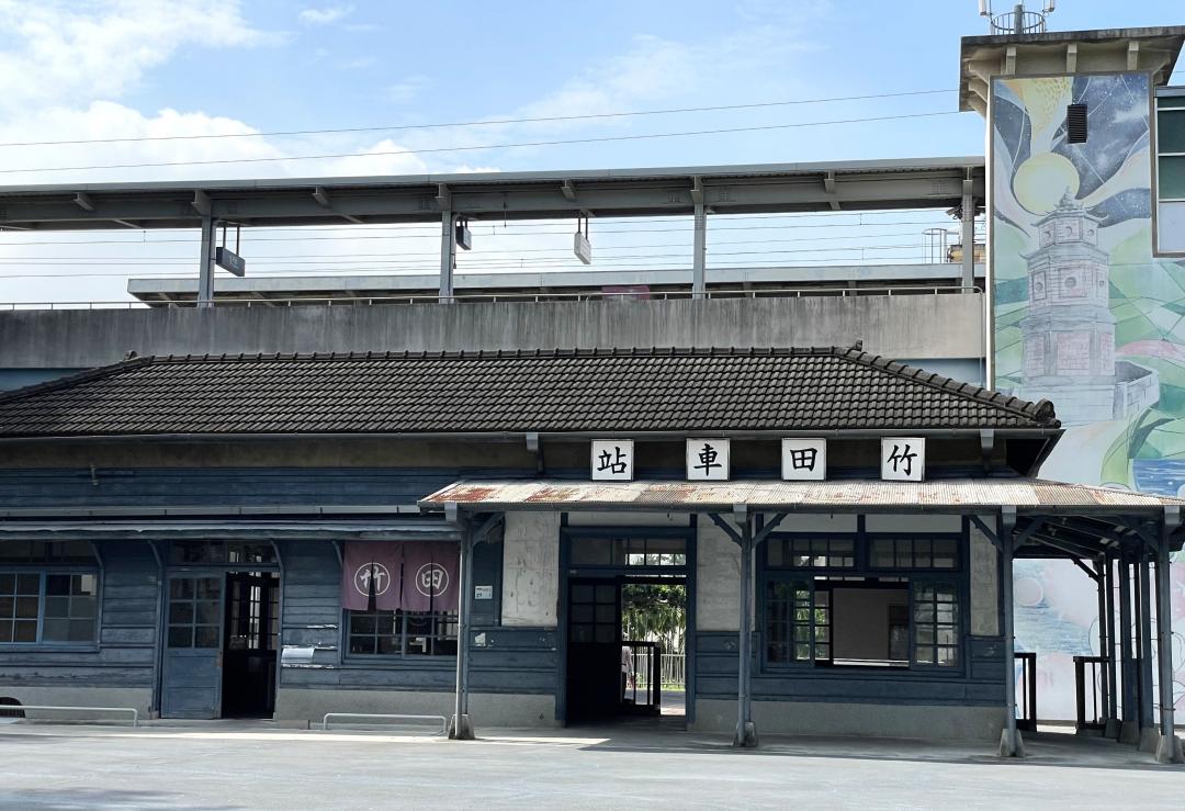 生活圈設置竹田車站，對外交通便利，也成為知名打卡景點。