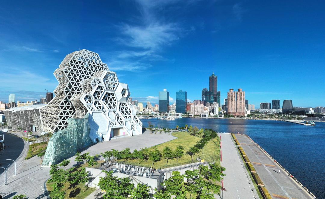 南高雄亞灣區隨著與重大政策推行，國際級的觀光與經貿商業特區成形，也為區域房市點火助攻。(圖:業者提供)