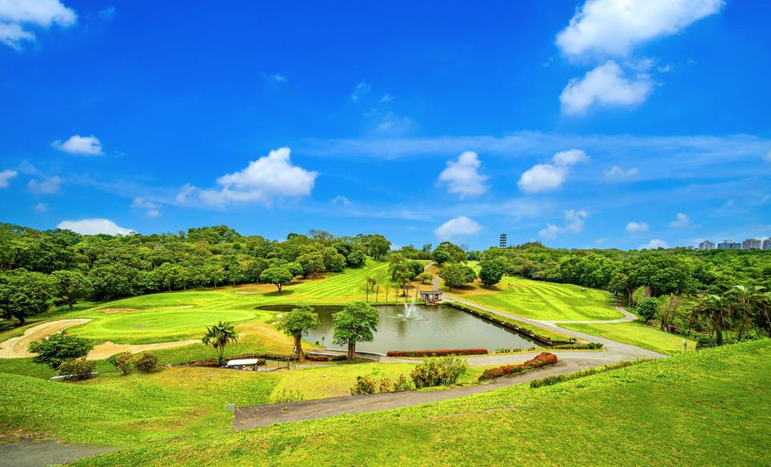 原高雄高爾夫球場便果嶺自然公園後，已於10月10日開放，成為近期最夯的休閒賞景與打卡新景點。(圖:業者提供)
