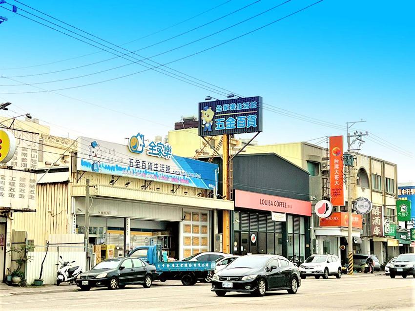 台中港特定區位於梧棲、清水交界，市中主幹道商家林立。