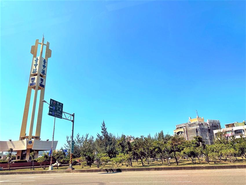 透過國道及西濱，南來北往交通便捷。