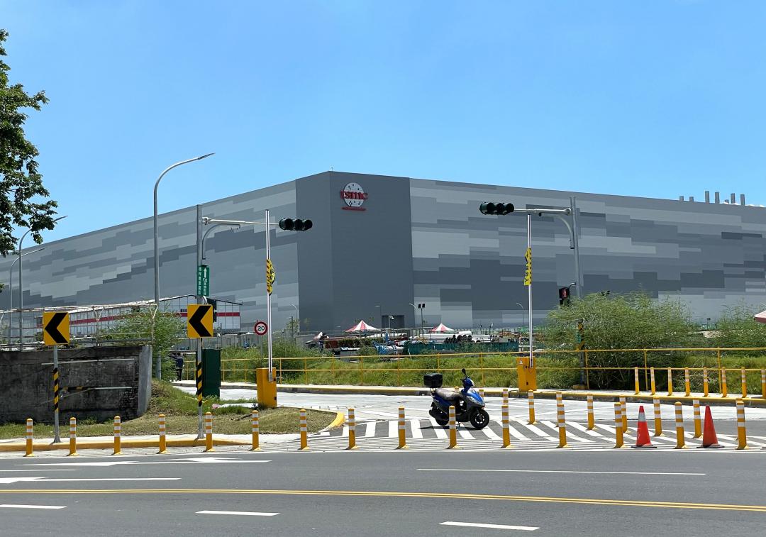 台積電楠梓廠區持續開發建設，P1廠2奈米先進製程，年底即將正式量產，P2廠也將完工，預計園區5座廠於2027年第四季全部完工，高雄將成全球半導體最先進製程聚落。