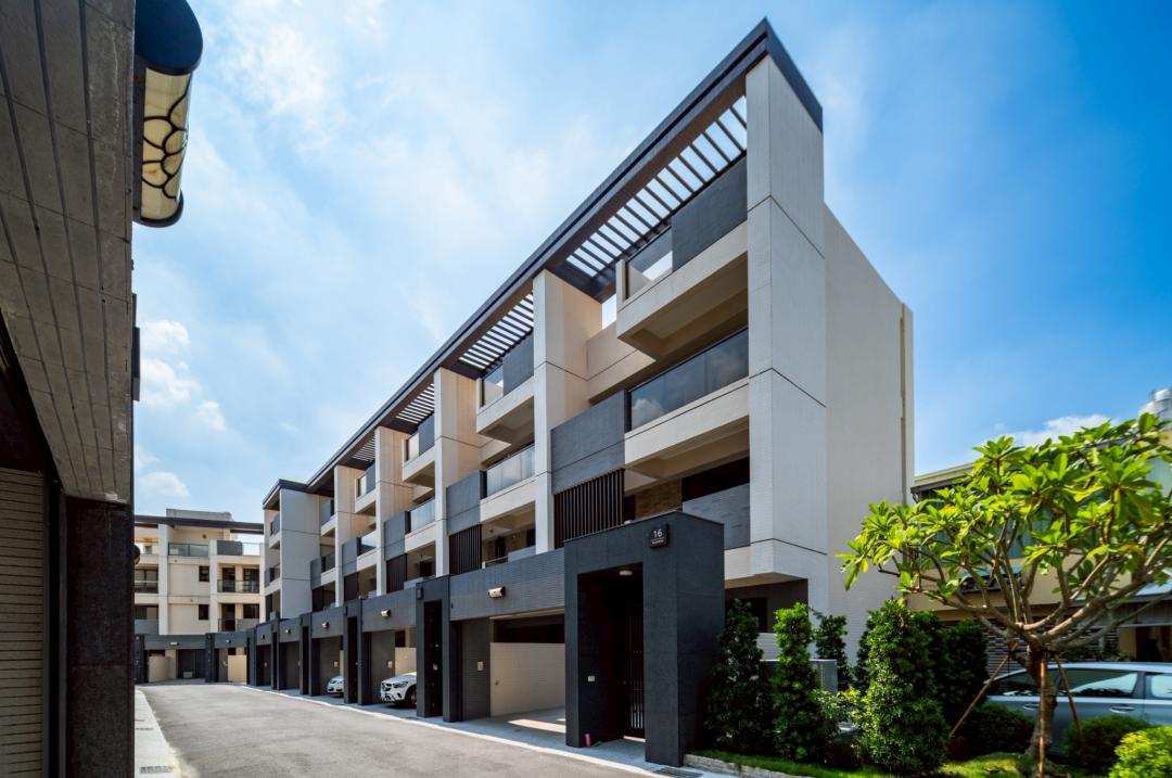 東泥建設在東山中興路商圈東仁街、永平街約1458坪大基地，鄰近東山運動公園，新完工推出「東泥大院」透天社區案，展現精緻質感。(圖:業者提供)