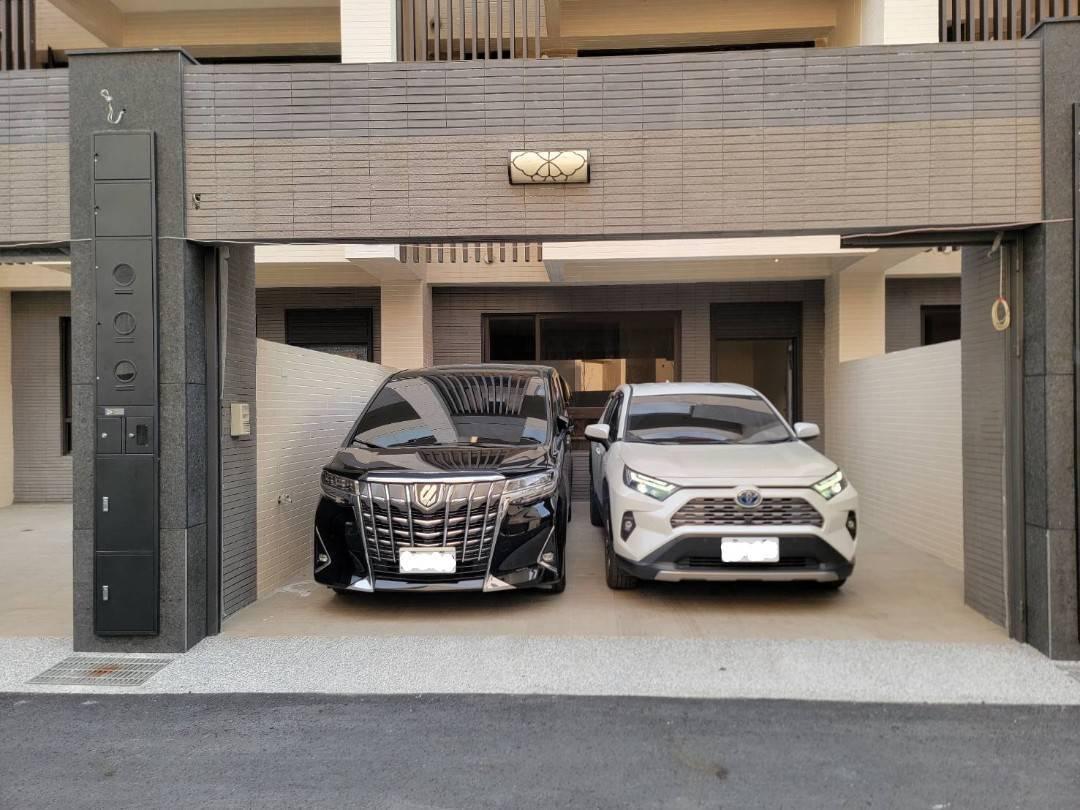 「東泥大院」透天社區案，採地坪29~45坪、建坪51~66坪，安排3樓半且面寬5.6~7.6米大面寬，大戶採併排雙車庫設計。(圖:業者提供)