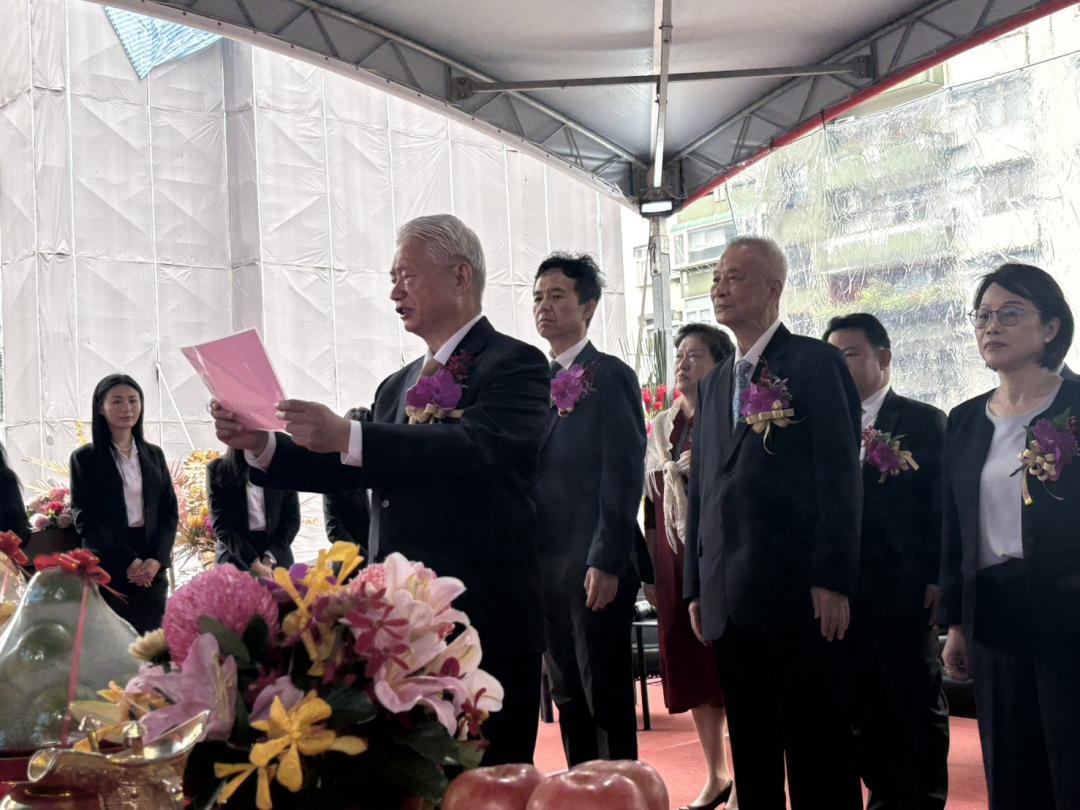 德運建設董事長林財于(最前排)回憶，8年前著手僑安新村整合時，社區已經卡關多年，他選擇讓地主自行比較不同建商的施工實績、規劃內容與完工品質，透過公開、透明、可比較的方式，逐步凝聚共識。(圖/記者張瀞勻攝)