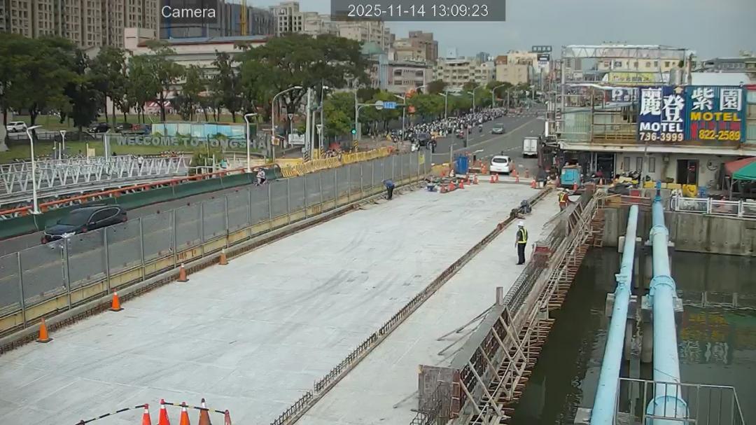 「前鎮媽祖港橋改建工程」，自去年7月底前下游側開放通車後，已陸續完成上游側捷運黃線地質改良、鋼梁吊裝及橋面版施作等，預計今年底前全線完工通車，將讓前鎮與五甲之間交通車流更順暢。(圖:高市府提供)