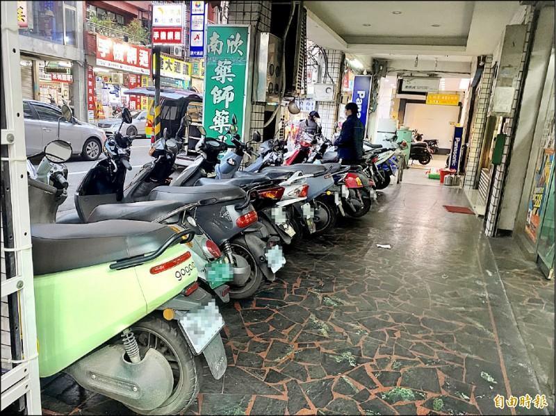 騎樓若為私有產權,仍不能隨意違建濫用。(本報資料照)