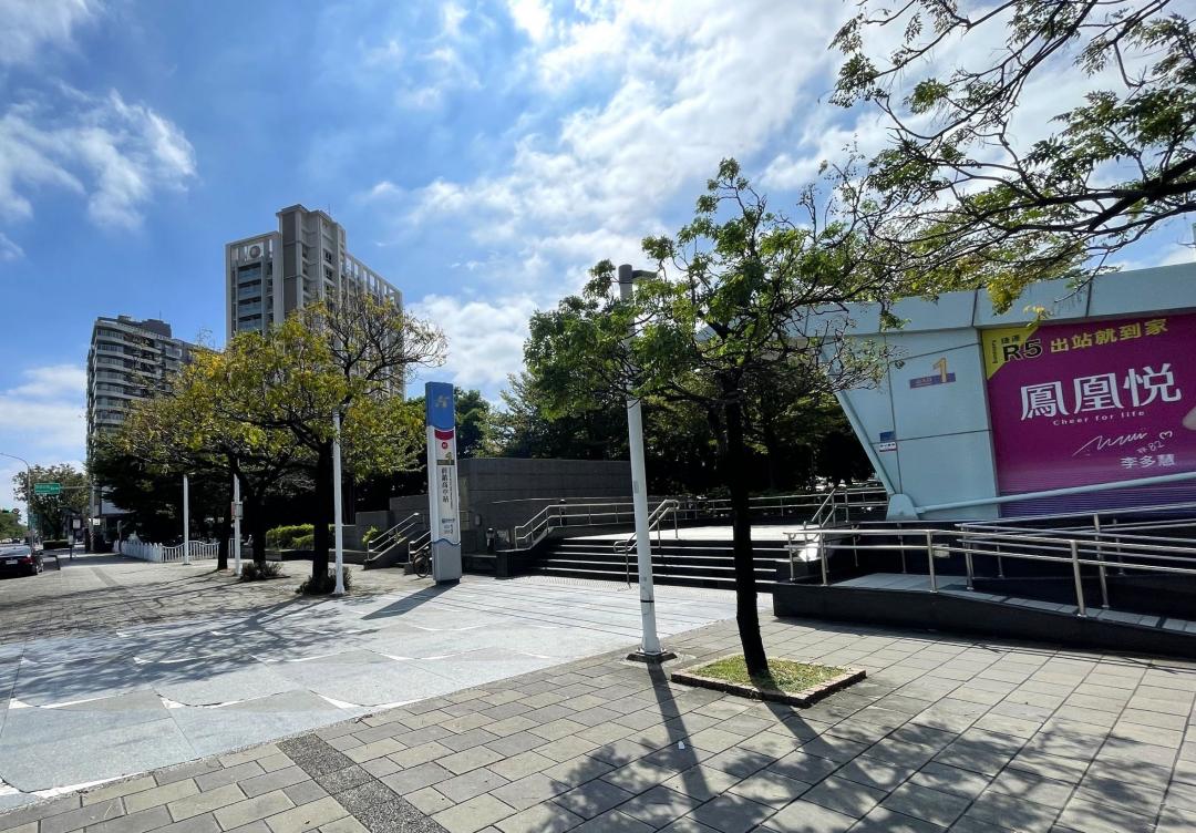 捷運紅線R5前鎮高中站旁，擁區政中心、百貨商圈優勢，透過捷運紅線、輕軌與規劃興建中的捷運黃線，串聯夢時代、大遠百，引領房市發展。