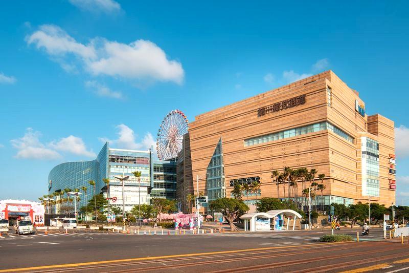 前鎮區政中心商圈可迅速連結夢時代百貨。(圖:業者提供)