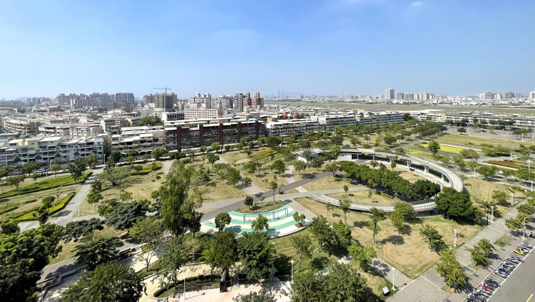 位於小港森林公園的小港運動中心，也將於明年完工，預計啟用後將串連小港森林公園遊憩設施，成為小港區公共設施的新地標。