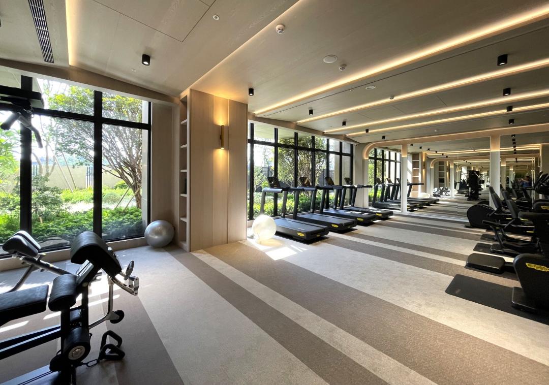 小港森林公園首排新完工的「清景麟國家公園」，因此精心規劃建築設計與頂級公設，健身房也結合大面玻璃牆引進綠景。