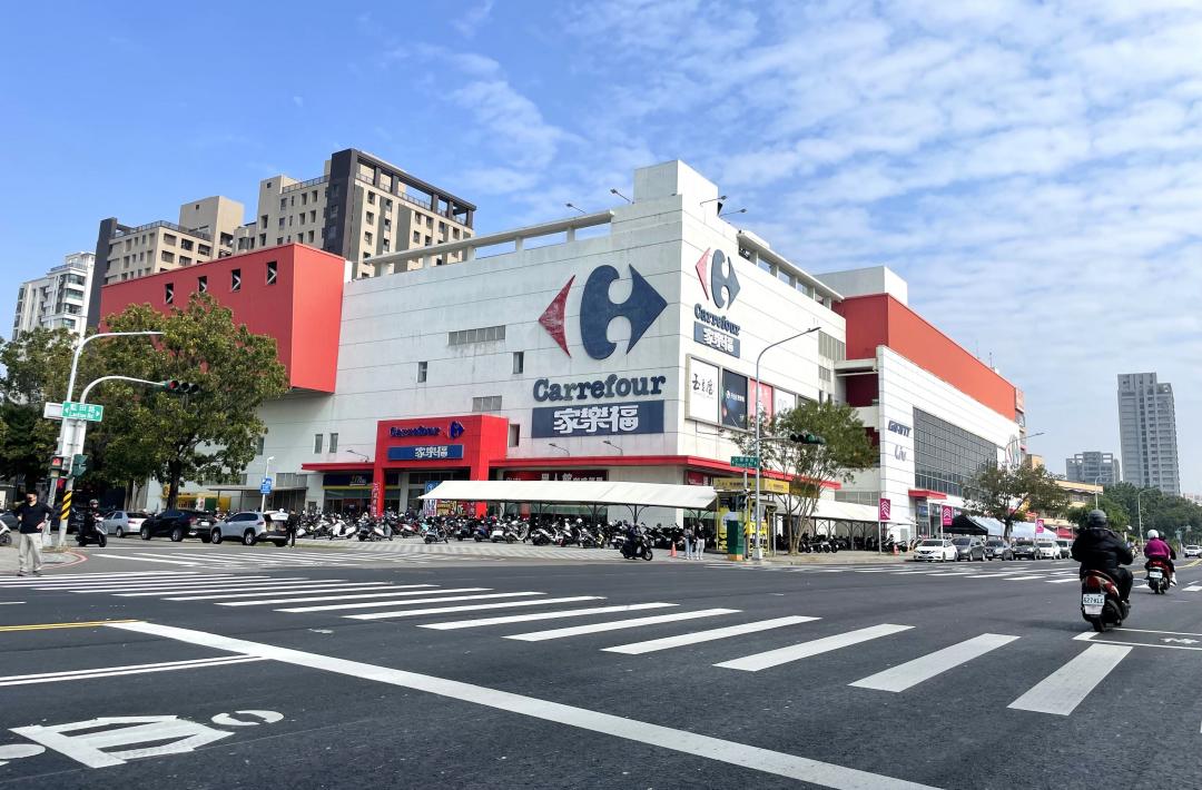 家樂福楠梓店商圈發展成熟。