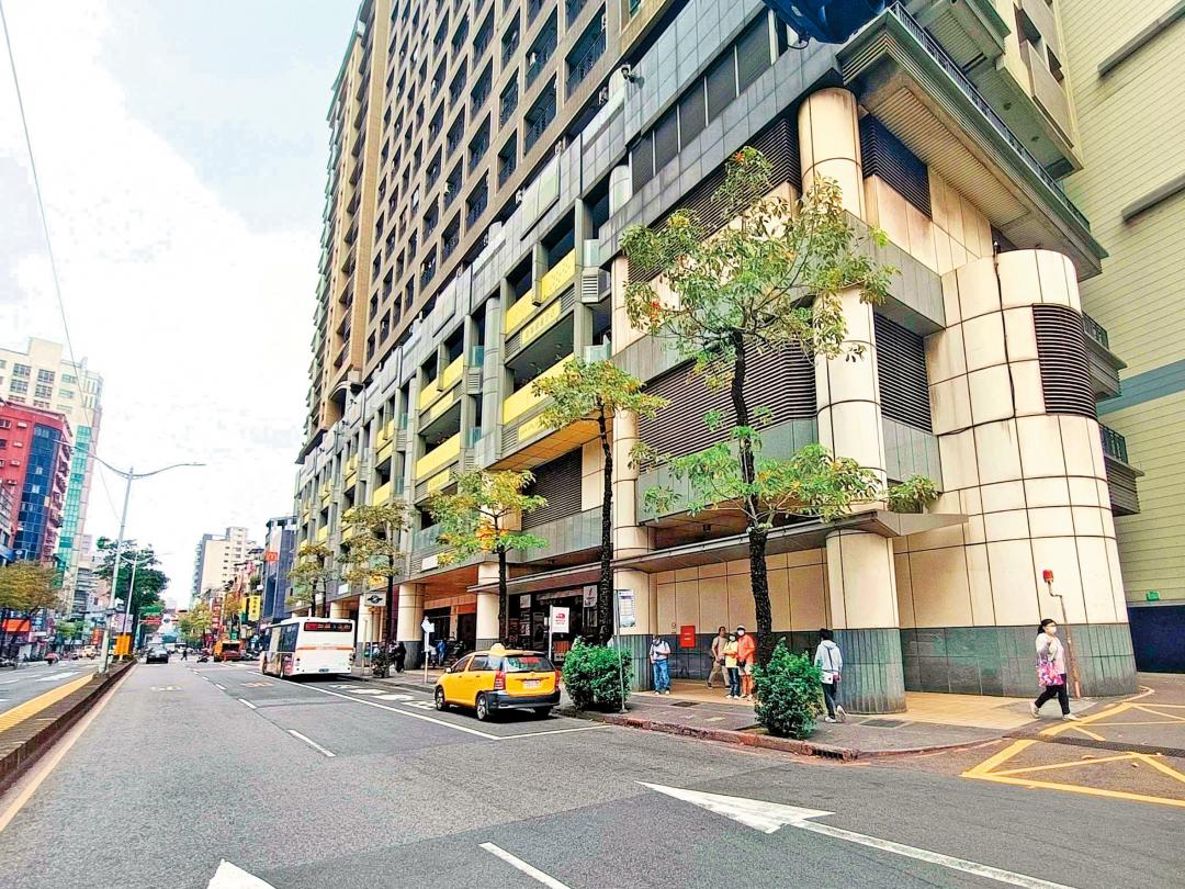 目前區內藉由捷運頂溪站通勤。