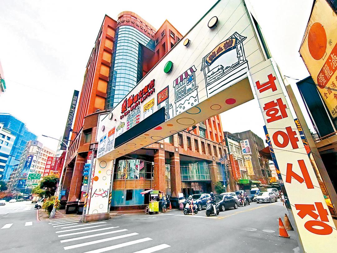 樂華夜市提供豐富商業機能。