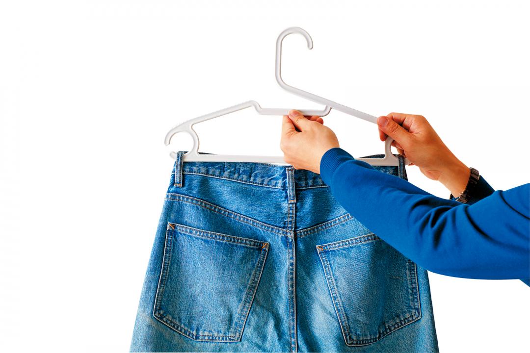 「REAL環保多功能衣架」兩側還貼心保留C型掛勾，細肩、吊帶、甚至褲子都能穩妥掛放。(圖/HOLA提供)