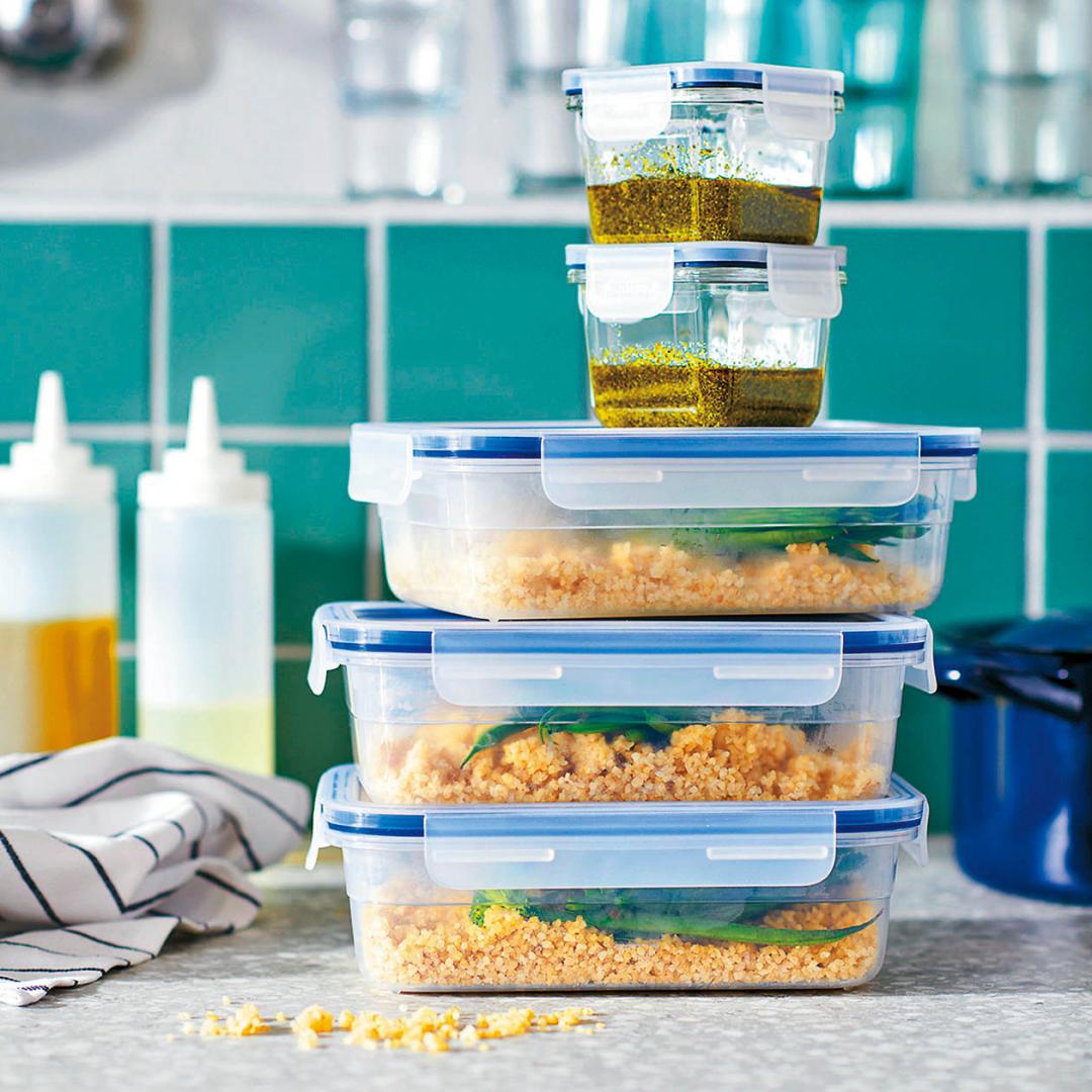 保鮮盒、分隔盤與可堆疊儲物組合，也讓冰箱與小櫃子能更有效利用空間，不再有「一煮就亂、一放就爆」的窘境。(圖/IKEA提供)