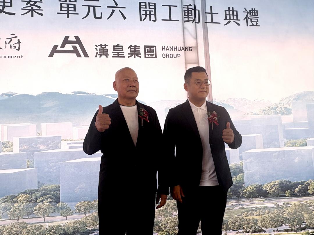 漢皇集團董事長孫正乾(左)、副董事長孫鼎翔(右)手握雙北多起都更大案。(圖/記者張瀞勻攝)