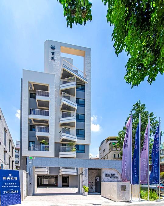 頂誠團隊吉越建設在山腳路旁新完工推出「圓山君玥」電梯華廈案，僅單純17戶，坪數36~64坪，主力產品39、40坪的3房，且一層3戶，3~4面良好採光，戶戶配置一樓平面車位。(圖:業者提供)