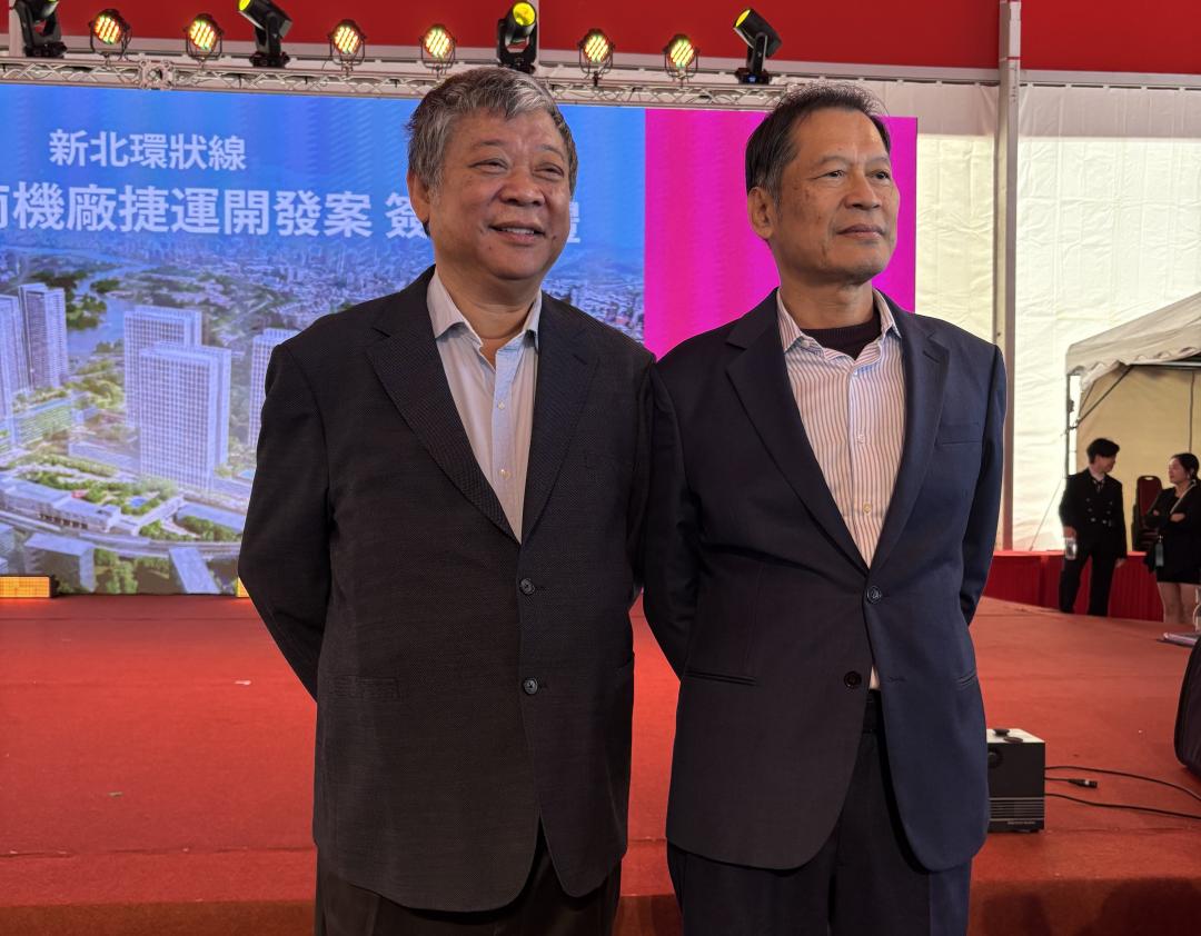 「環宇上城投資股份有限公司」由甲山林及愛山林出資67%，宏匯佔比33%。左為愛山林建設董事長祝文宇、右為宏匯集團董事長許崑泰。(圖/記者張瀞勻攝)