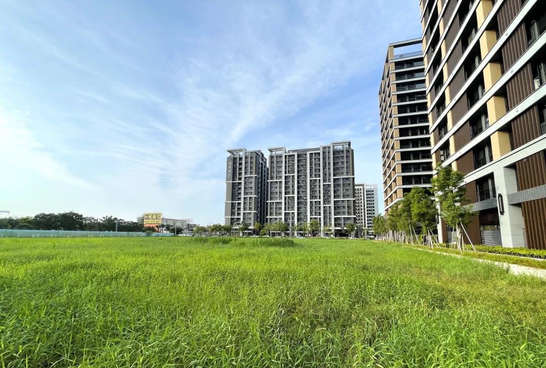 南台南站副都心一帶，目前包括新成屋與預售屋輕豪宅大樓，單坪實登價多介於42~49萬元之間。