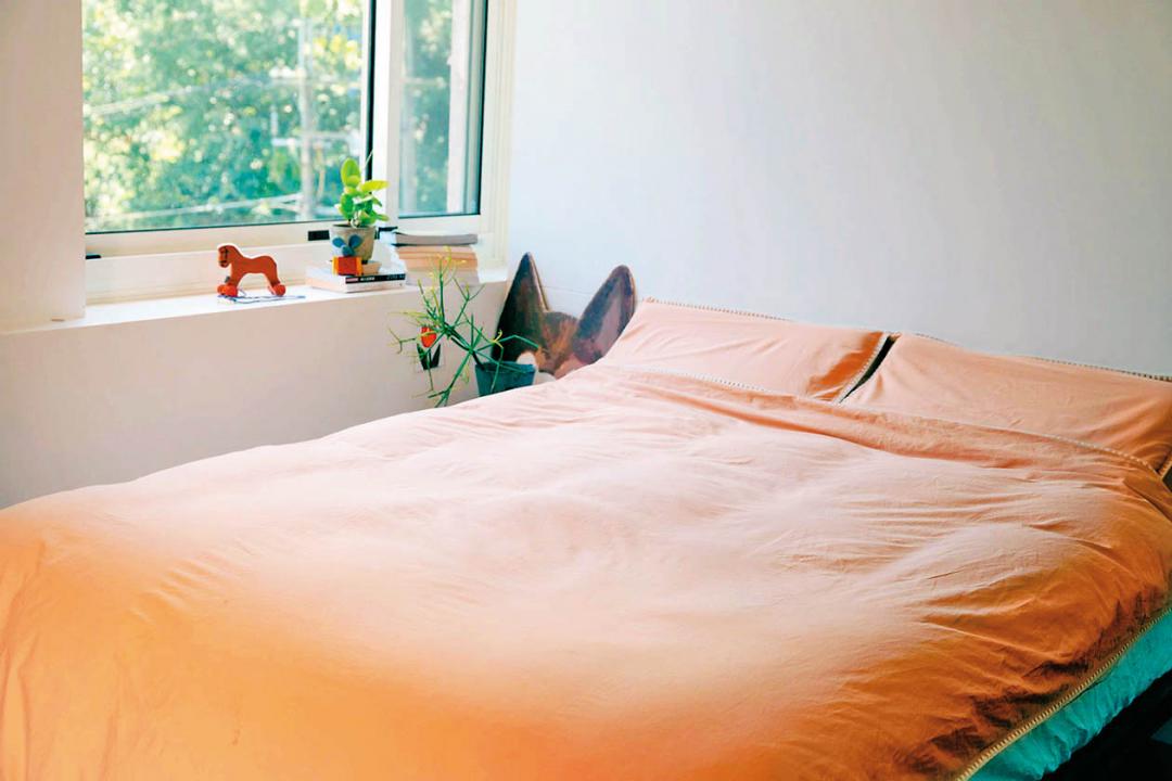 艾禮思山形繡200 織水洗棉床寢吸濕透氣的特性，十分適合台灣氣候。(圖/HOLA提供)