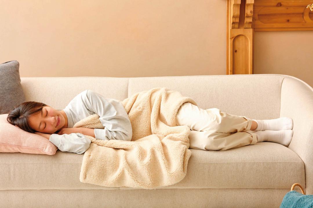 「WARM TOUCH 石墨烯保暖法蘭絨萬用毯」能輕鬆轉換成披肩、蓋膝毯、睡毯等多用途。(圖/HOLA提供)