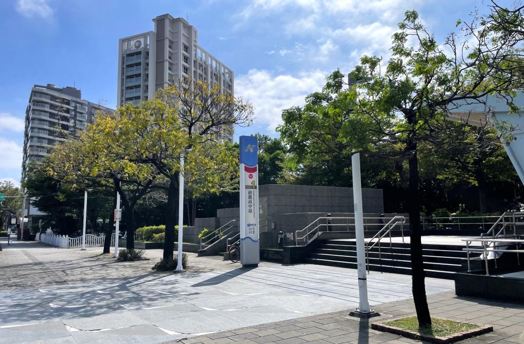 透過捷運紅線便利交通，可迅速連結市區各大商圈。