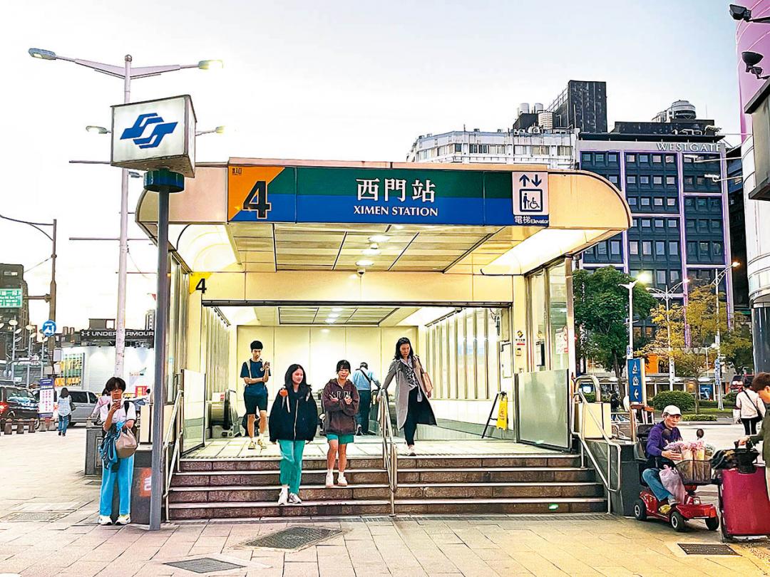 西門町商圈步行可達，集結百貨、美食與娛樂。