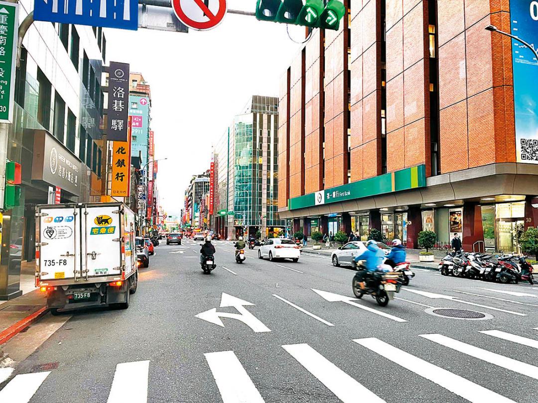 寬闊街景搭配完善機能，展現中正區核心地段魅力。