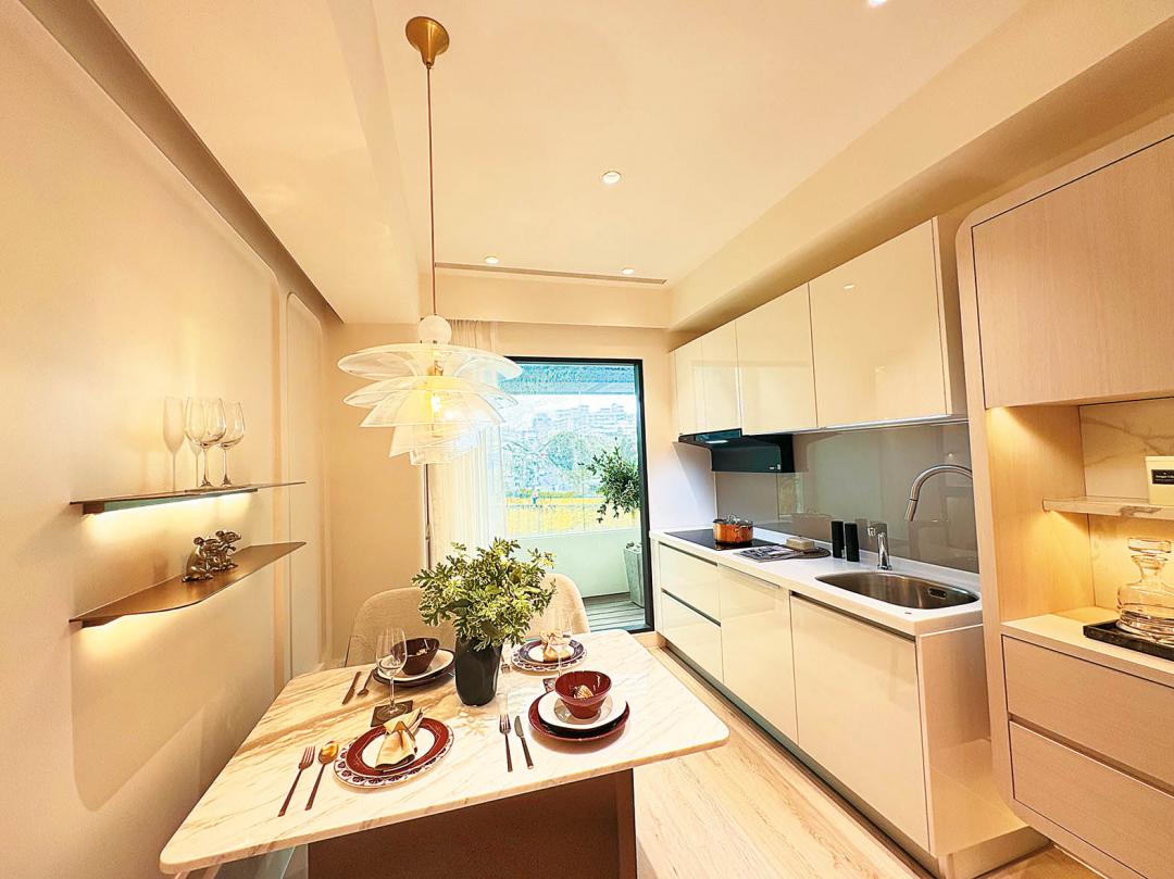 若家中過度使用暖光、強光或刺眼照明，將在火旺年加劇情緒波動。