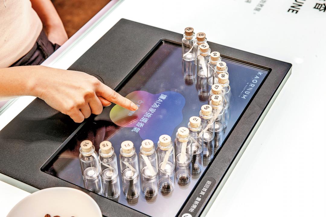 HOLA今年全新引進「KAORIUM」AI智能選香系統，幫助民眾從16款香氛中找到心儀氣味。(圖/HOLA提供)