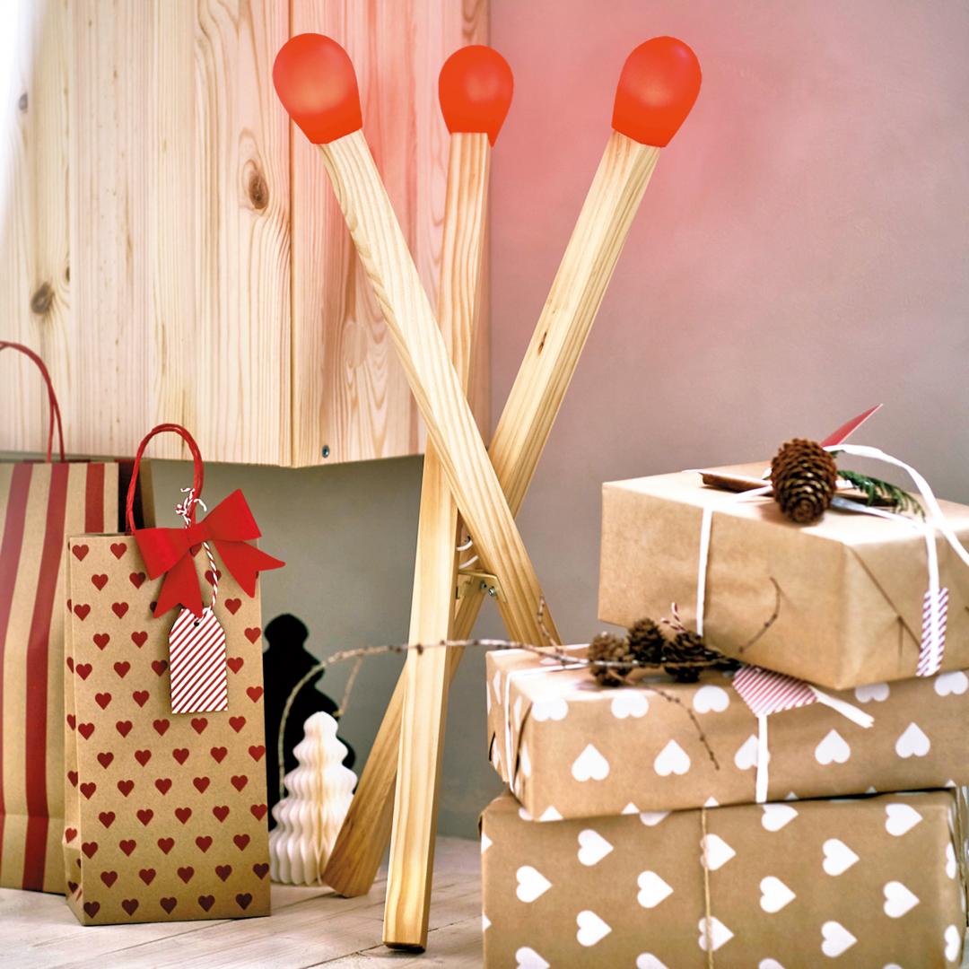 STRÅLA火柴形LED落地燈交疊成燈架玩出比例驚喜！(圖/IKEA提供)