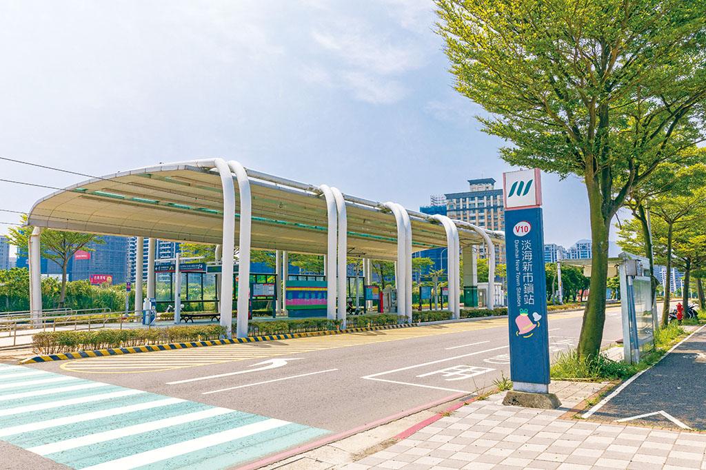 輕鬆散步就到淡海輕軌V10站，軌道經濟為最大優勢之一。