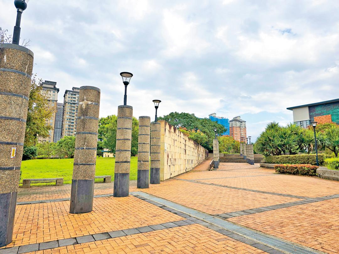 下樓就是公23輕軌公園與U-bike站。