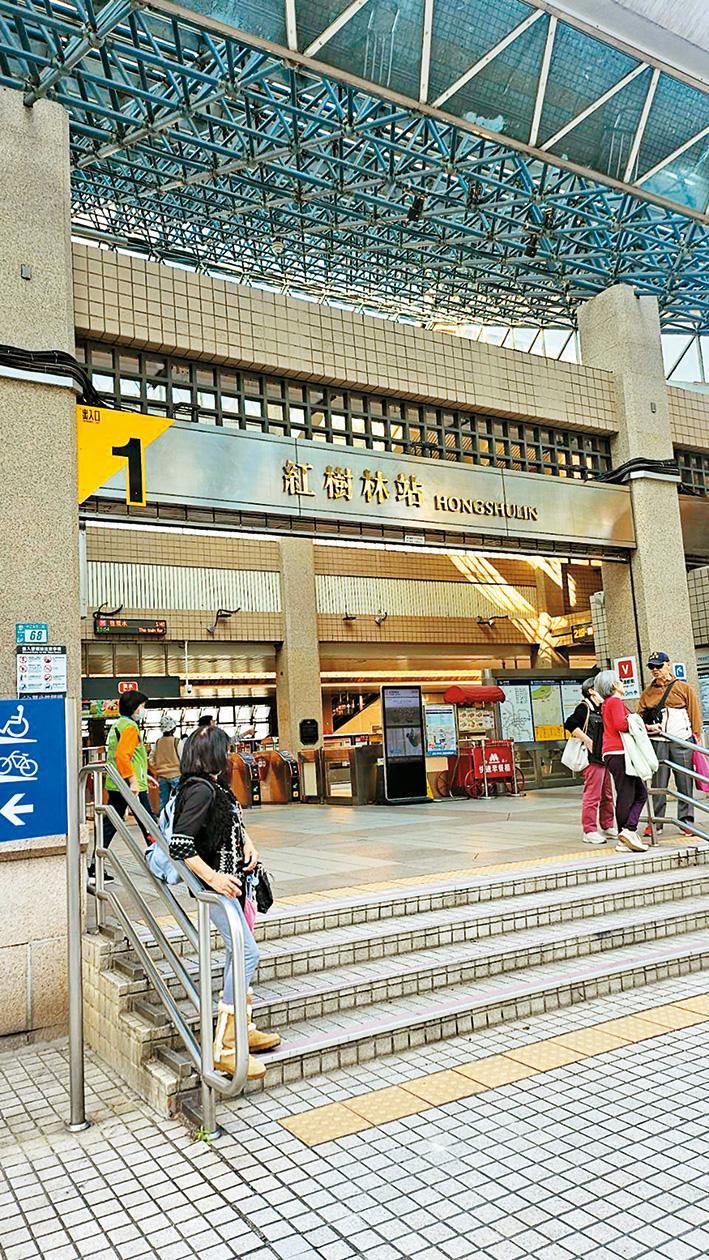 輕軌V10站於紅樹林站轉乘捷運紅線，就能接軌台北市。