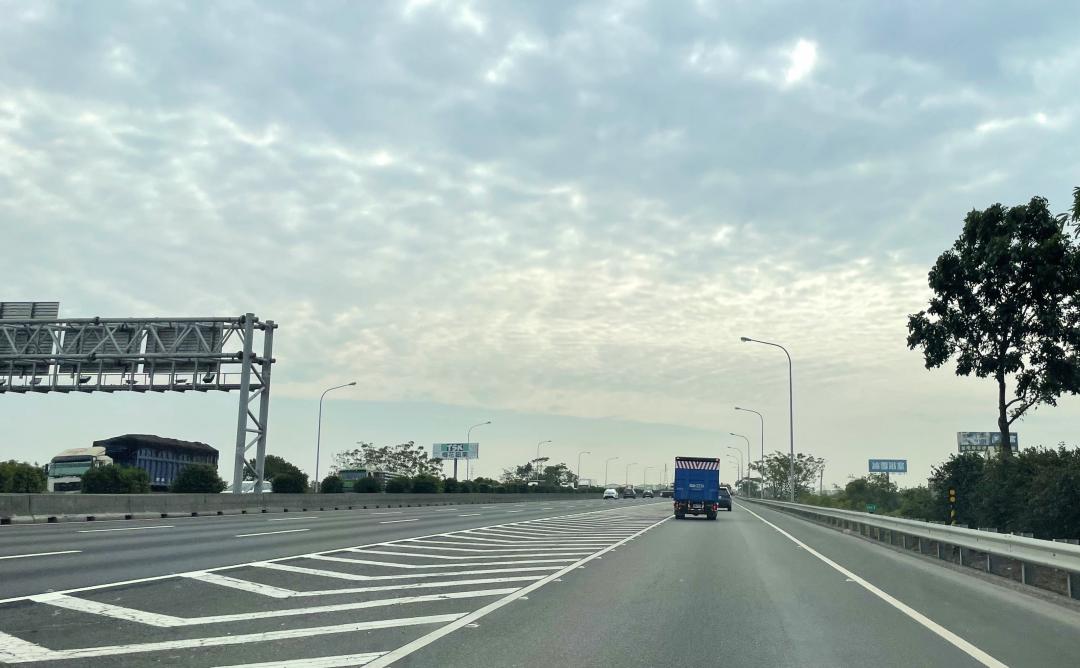 麻豆鬧區的聯外交通順暢便利，麻豆交流道迅速連結國道1號高速公路。