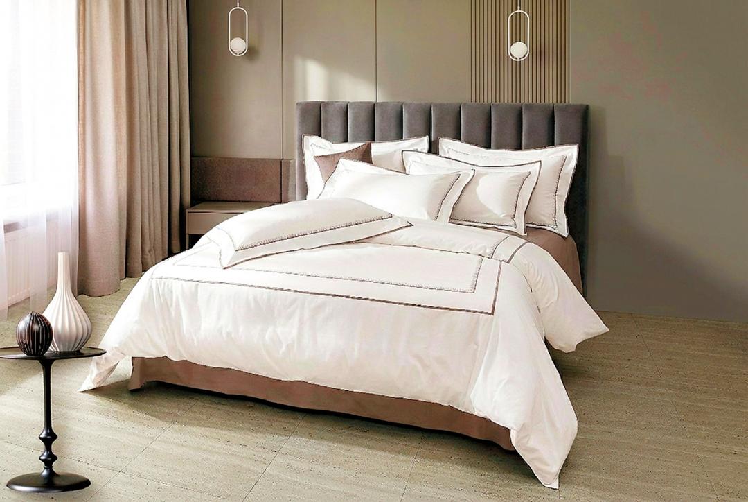 白色設計在寢具呈現上往往變得單調，可透過精湛的緹花工藝或刺繡互相搭配。(圖/日比家族提供)