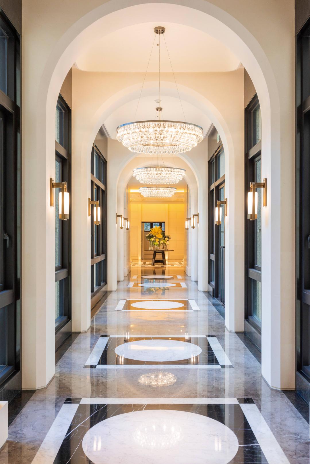 光影流轉的廊道，水晶吊燈勾勒歐式的從容優雅。