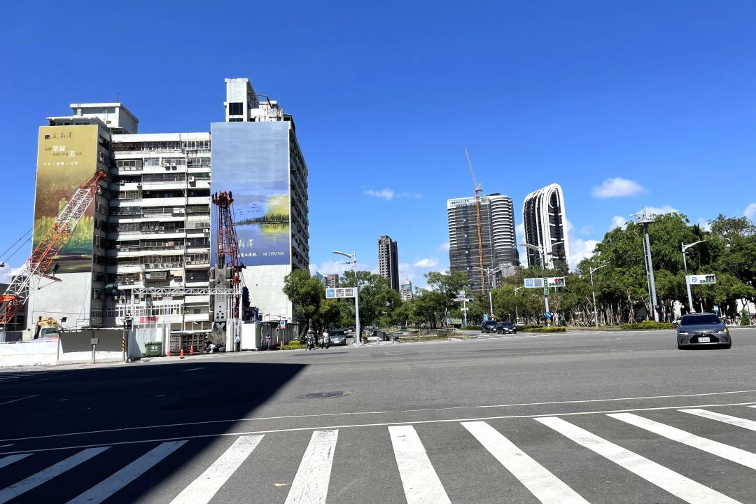 中央公園周圍地價高漲，成為景觀豪宅大樓推案重鎮。