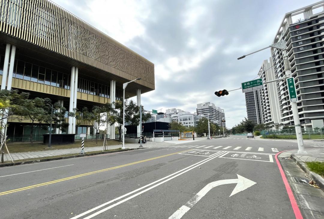 東橋重劃區鄰近市立總圖基地，小橋公園與大橋國中一帶，高樓層景觀戶實價登錄紛紛站上4字頭。