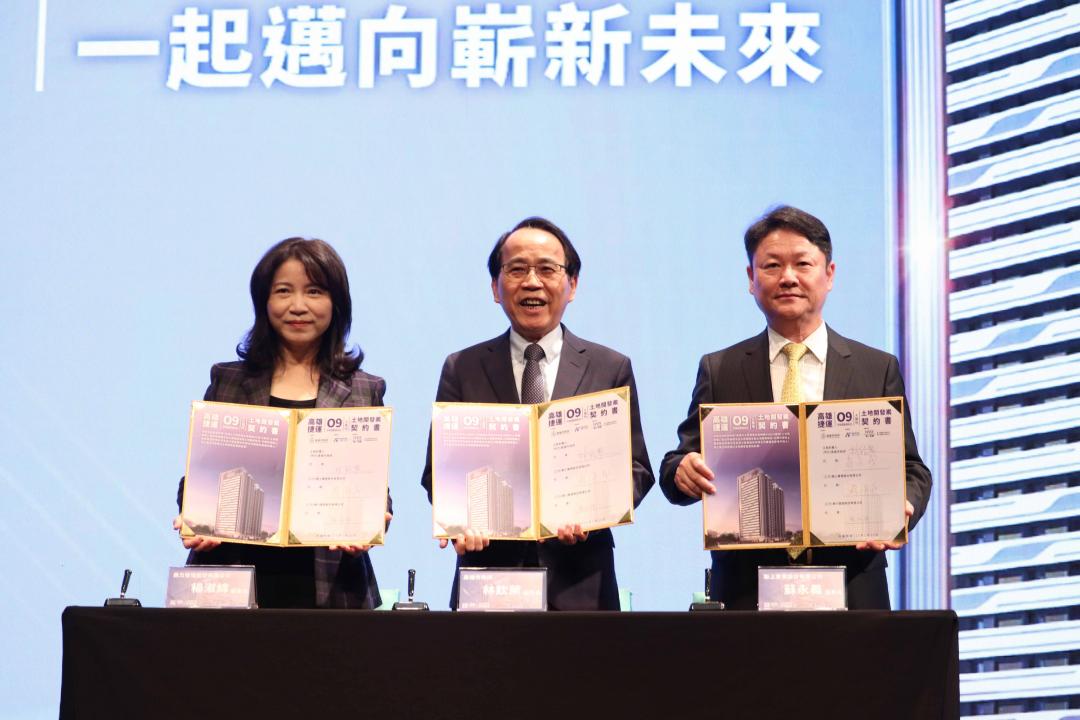 O9苓雅運動園區站旁的聯開A基地，今(22)日上午由高雄市副市長林欽榮(圖中)代表市府，與聯上實業董事長蘇永義(圖右)及美力營造董事長楊淑綿(圖左)辦理簽約典禮，聯上集團將投資65億元，規劃22層捷運宅大樓。(圖:高市府捷運局提供)