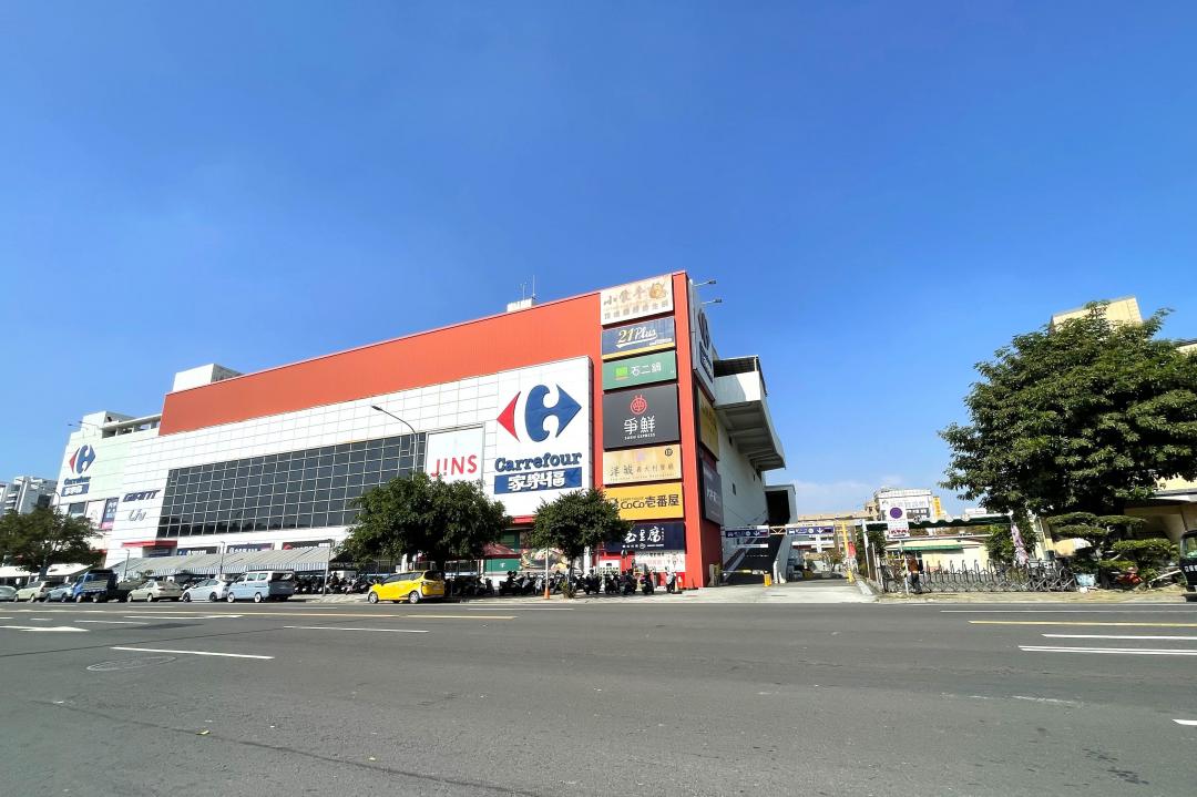 家樂福楠梓量販店商圈發展成熟。