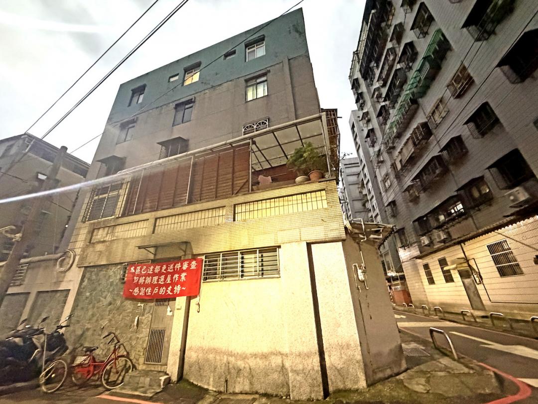 土方之亂也燒到都更案，建商可能因成本拉高，縮減給地主的條件，工程延宕也導致都更戶權益受損。