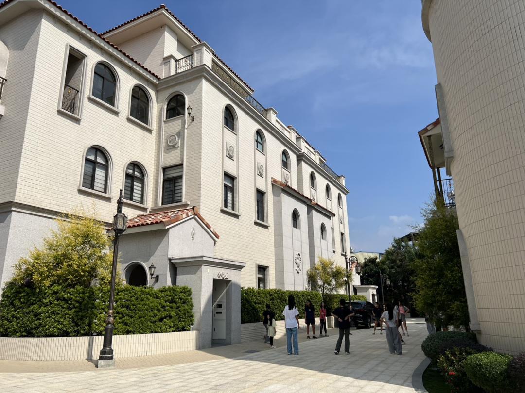 頂級豪客注重生活品味與社區營造高檔居家氛圍，善寬建設不惜採用高檔建材與花費3、4年精心規劃興建「西班牙黃金城堡」，打造出南部少見的頂級莊園別墅氛圍。(圖:業者提供)