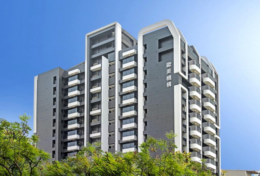 歐美建設在陽明國中學區的褒揚街，新完工推出「靚陽明」高質感輕豪宅大樓案，規劃121戶的2~3房，實價登錄已達79筆，實際已去化近百戶，近期單坪實登價多介於42~47萬元之間，最高單坪實登價達48.04萬元。(圖:業者提供)