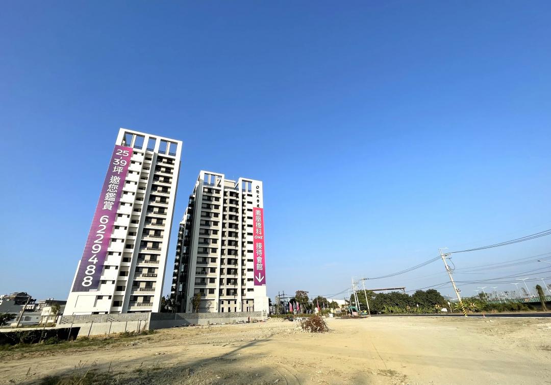 緊鄰橋科周圍的燕巢、楠梓土庫一帶，輕豪宅大樓仍維持3字頭售價帶，推案業者紛紛訴求規劃特色與地利之便。