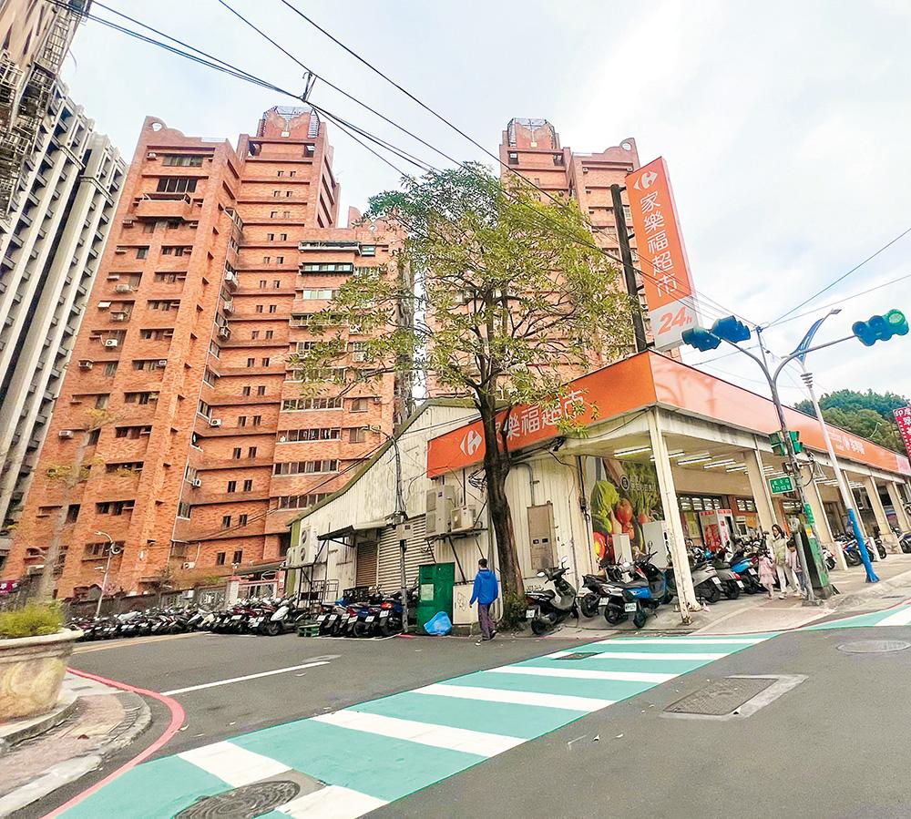 區內家樂福、全聯、傳統市場均有。