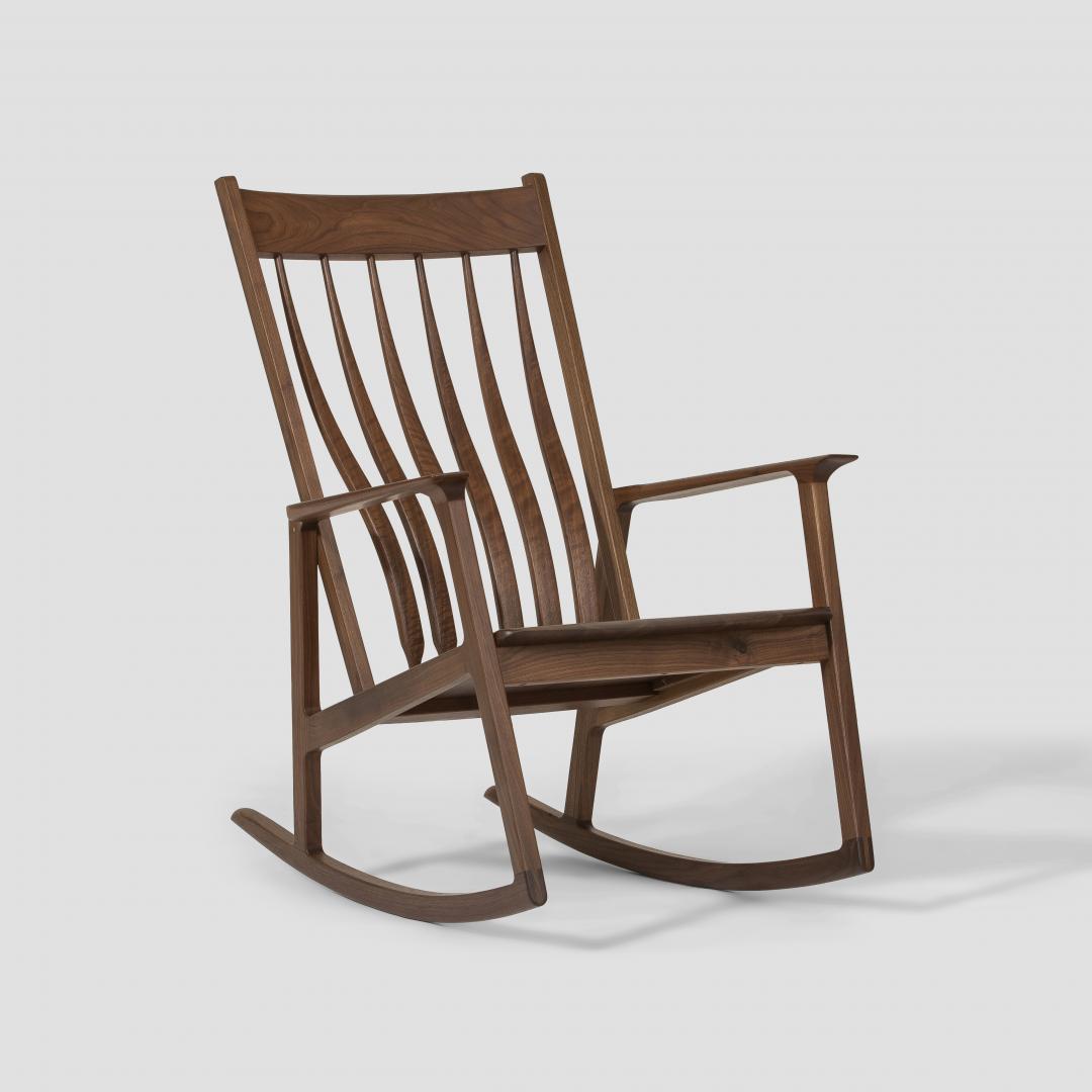 象徵「家」及「陪伴」意象的搖椅。(圖/HOLA提供)