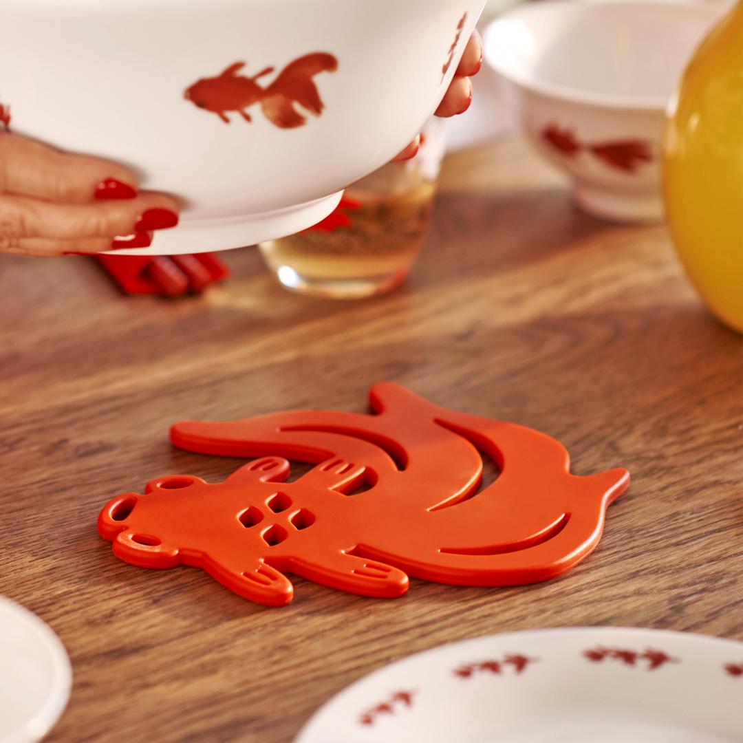 金魚隔熱墊既能保護桌面，也能成為餐桌亮點裝飾。(圖/IKEA提供)