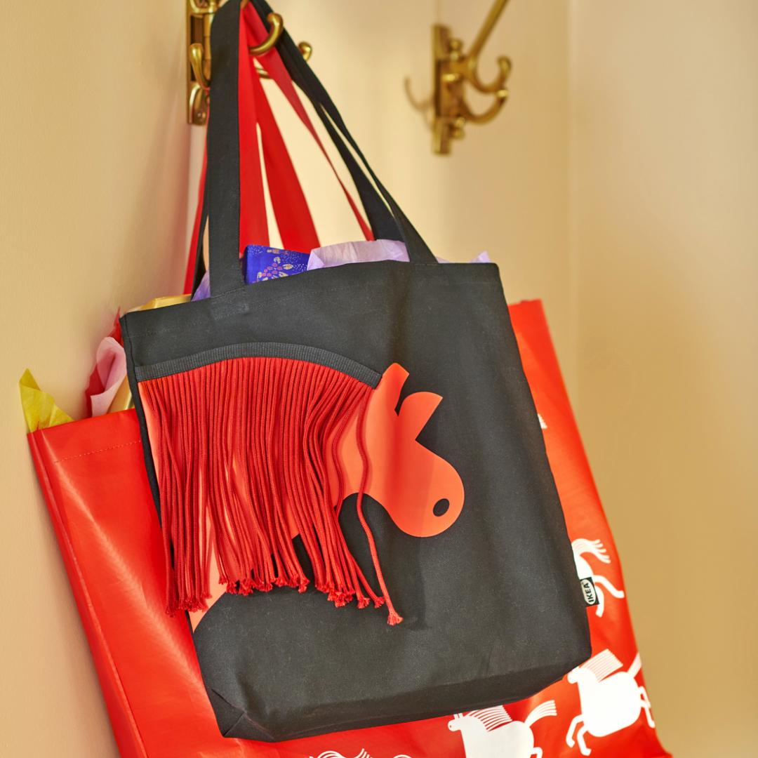 袋子讓今年新春從佈置到外出都能充滿奔騰好運。(圖/IKEA提供)